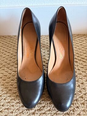 Salvatore Ferragamo Black Leather Round-Toe Pumps